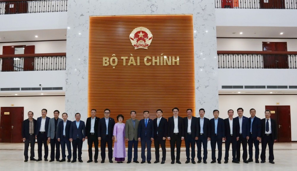 Thứ trưởng Bùi Văn Khắng chụp ảnh lưu niệm cùng các đại diện lãnh đạo một số đơn vị thuộc Bộ Tài chính. Ảnh: Đức Minh.