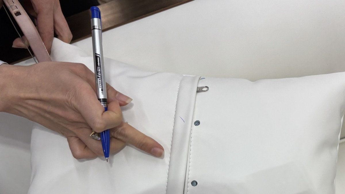 Chất lượng là điều được nhiều doanh nghiệp Việt Nam tự tin phô diễn tại triển lãm. Tại gian hàng Sofa Minh Phú, nhân viên đã sẵn sàng vẽ vào sofa để chứng minh khả năng dễ vệ sinh, không bám bẩn của sản phẩm.