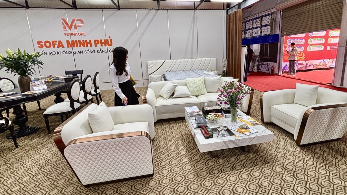 Dòng sofa có trong hình được bọc da công nghiệp, có thể chống xước, chống mèo cào. Mức giá thấp nhất dao động khoảng 3,8 - 5 triệu đồng trên mỗi mét chiều dài.