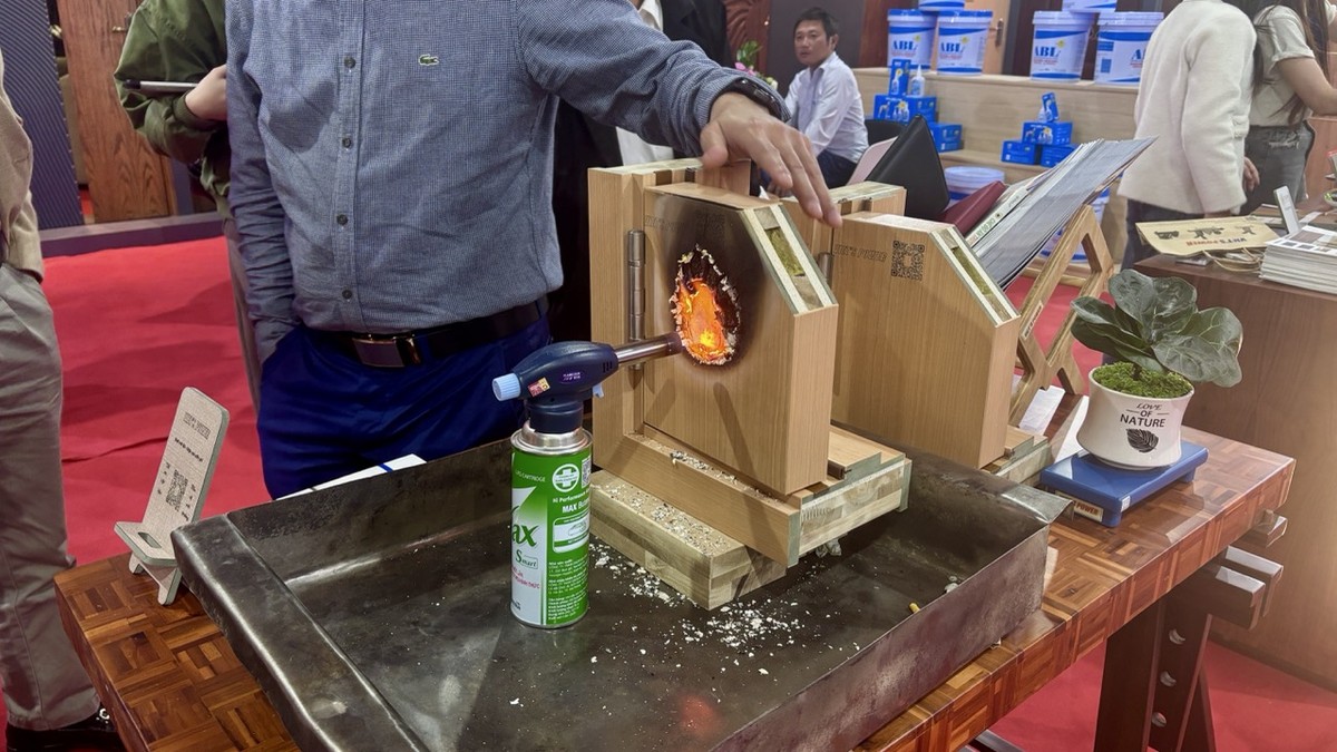 Với Công ty Viet’s Power, doanh nghiệp sẵn sàng khò lửa để chứng minh khả năng chống cháy của cửa gỗ. Được biết, những mặt hàng này có giá 3,5 - 4 triệu đồng/m2, đắt hơn 60% so với cửa gỗ thông thường