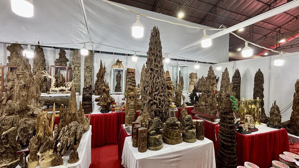 Toả ngát hương thơm tại triển lãm là những gian hàng bán trầm hương. Mẫu trầm cảnh lớn nhất trong hình cũng là sản phẩm đắt nhất, có giá chạm mức 1 tỷ đồng. Chủ cửa hàng cho biết, toàn bộ trầm đều được khai thác tại tỉnh Quảng Nam.