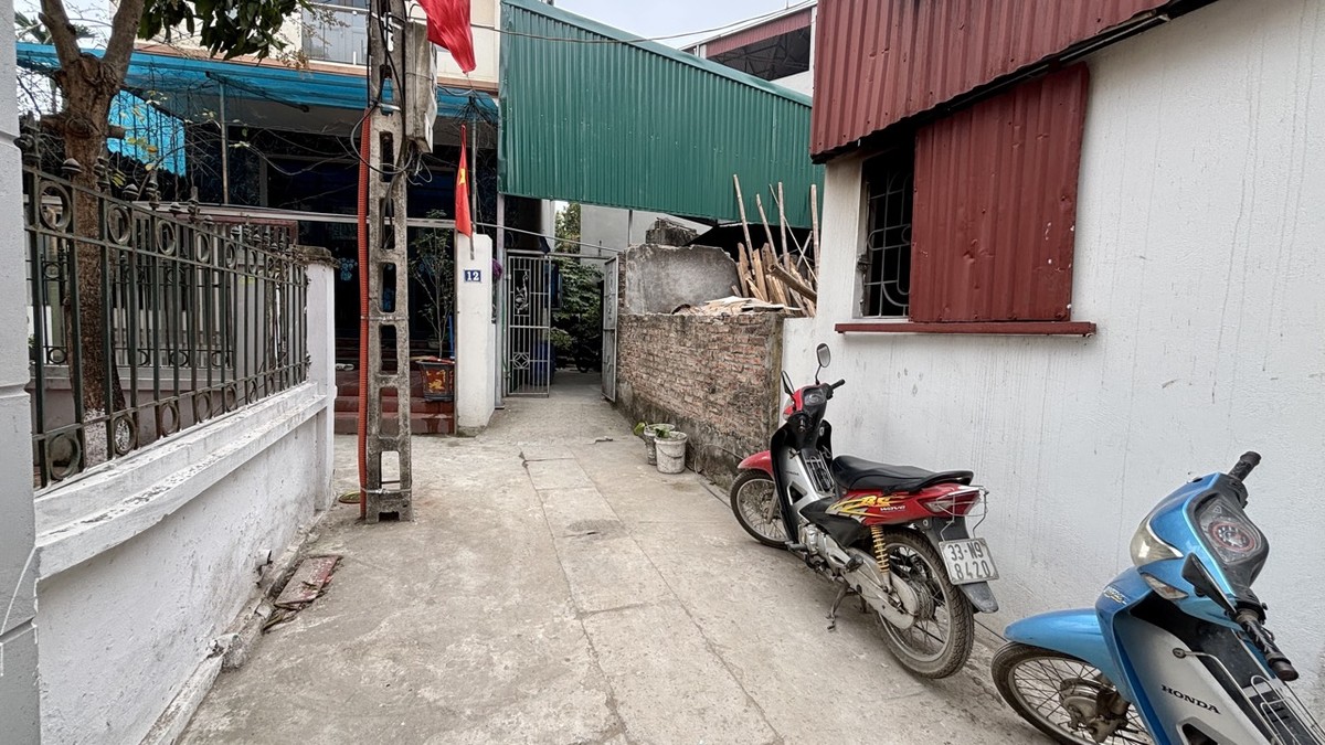 Nằm trong một con ngõ cụt chỉ rộng khoảng 2 m, mảnh đất đối diện cột điện đang có giá 120 triệu đồng/m2. Với diện tích là 36 m2, tổng giá trị của lô đất này 4,3 tỷ đồng.