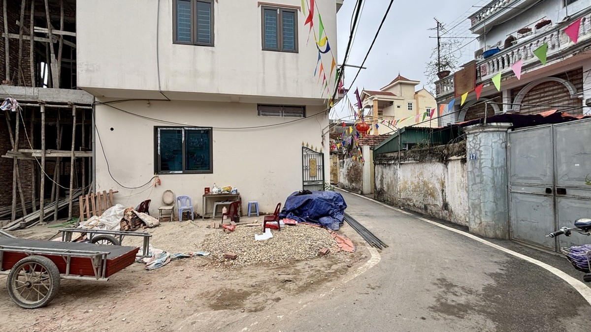 Cũng nằm trong một con ngõ chỉ vừa đủ hai xe máy tránh nhau, mảnh đất trong hình có diện tích 60 m2 và giá bán là 85 triệu đồng/m2. Theo lời môi giới, giá các lô đất đã tăng gấp đôi so với năm ngoái do “ăn theo” dự án mới. Thửa đất càng nằm gần công trình, mức giá sẽ càng cao.