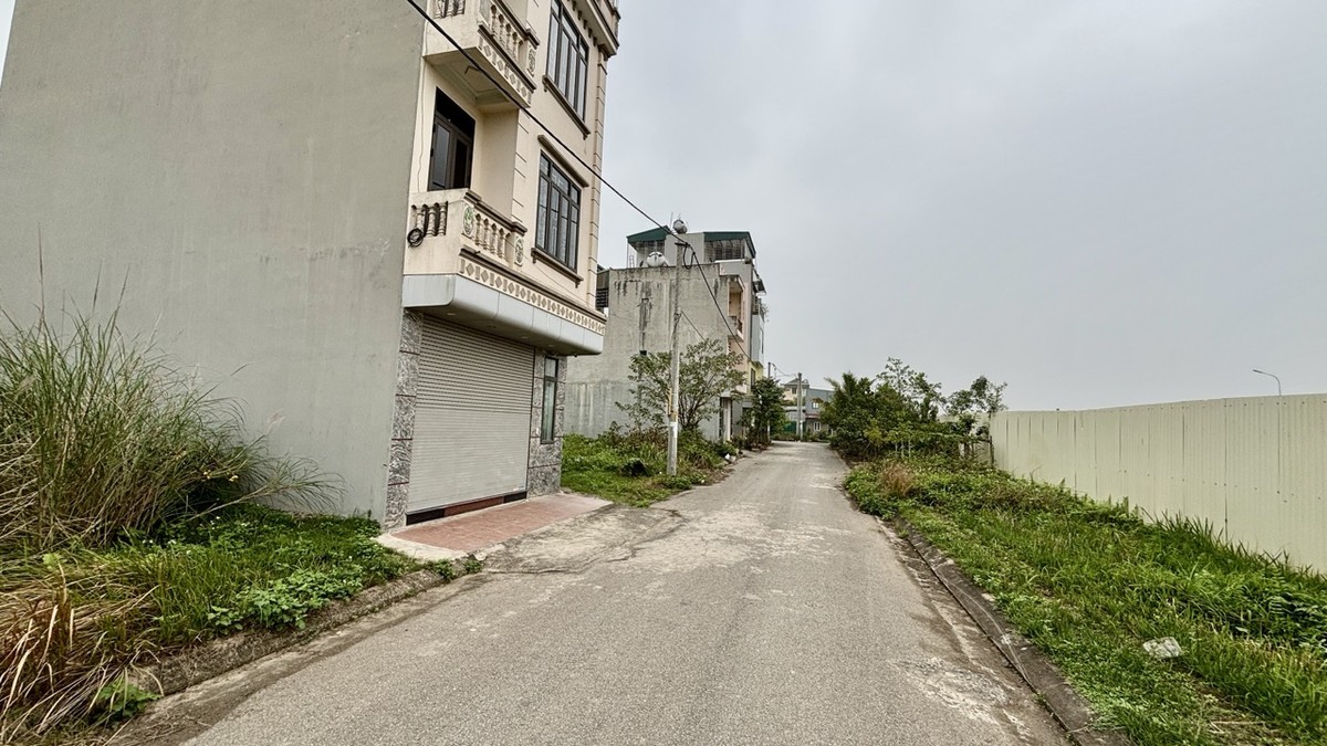Thửa đất cạnh căn nhà có mặt tiền đối diện với dự án. Năm ngoái, chủ đất rao với giá 80 triệu đồng/m2 nhưng không tìm được khách. Nay mức giá đã vọt lên 210 triệu đồng, cao gấp 2,6 lần.