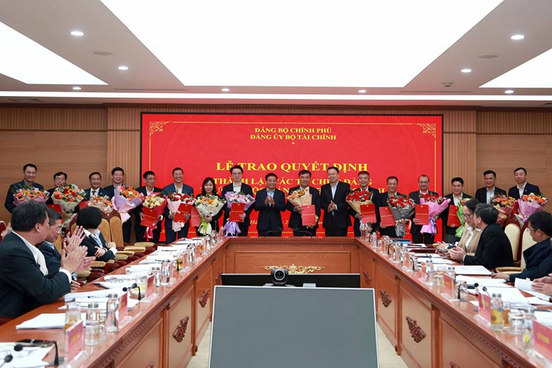 Đại diện 46 tổ chức đảng trực thuộc Đảng ủy Bộ Tài chính nhận các quyết định của Đảng ủy Bộ Tài chính.