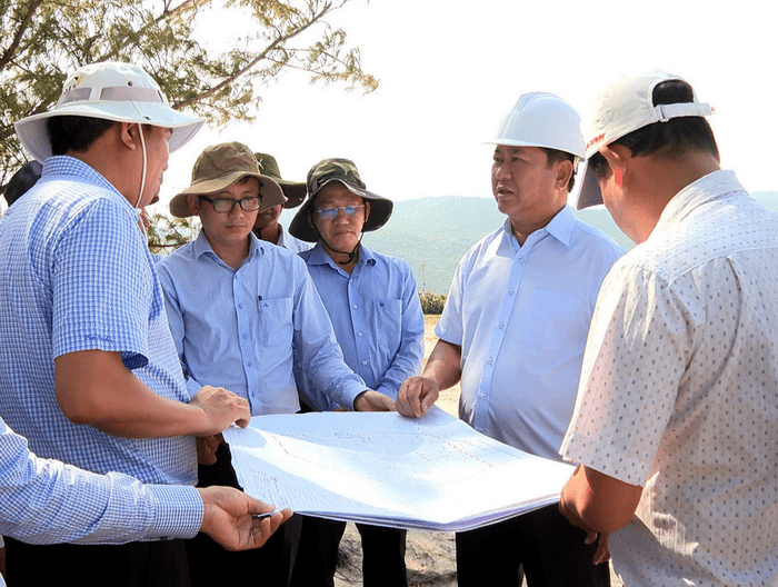 Ông Trần Quốc Nam, Chủ tịch UBND tỉnh Ninh Thuận (thứ 2 từ phải sang) khảo sát vị trí dự kiến xây dựng nhà máy điện hạt nhân Ninh Thuận 2. Ảnh: Đức Nam.