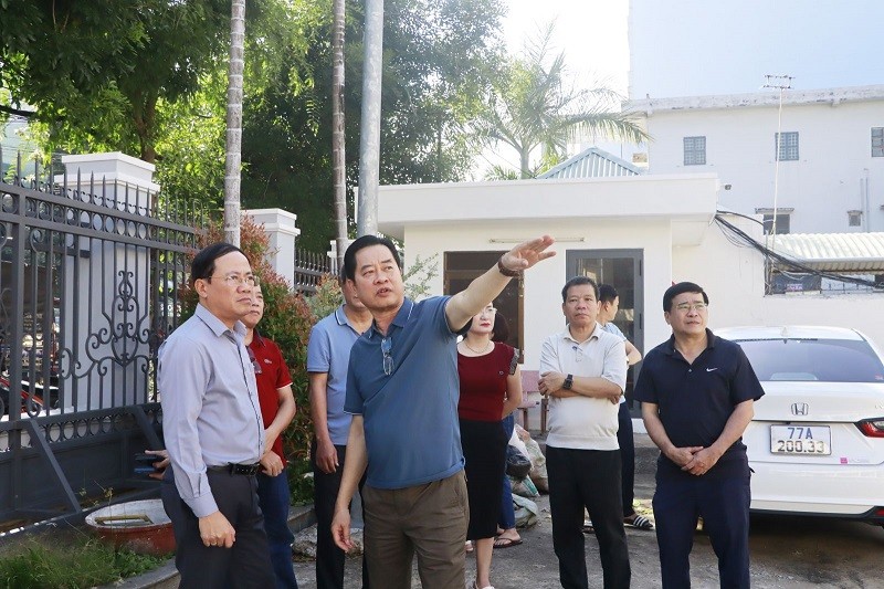 Giám đốc Sở Tài chính Nguyễn Thành Hải (áo xanh) báo cáo phương án bố trí, sắp xếp nơi làm việc cho cán bộ, nhân viên với Chủ tịch UBND tỉnh Bình Định (bìa trái). Ảnh: Trang Lê.