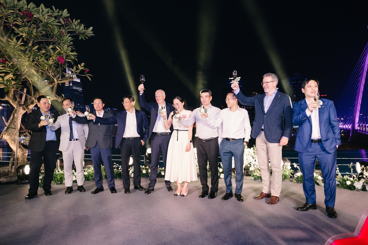 Đại diện các cổ đông chiến lược PVN và HDI Global, Hội đồng Quản trị PVI Holdings và Hội đồng Quản trị PVI AM cùng nâng ly khai tiệc, chúc mừng hành trình 10 năm thành công và phát triển bền vững