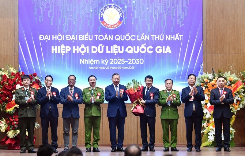 Tổng Bí thư Tô Lâm tặng hoa chúc mừng Ban thường vụ Hiệp hội Dữ liệu Quốc gia.