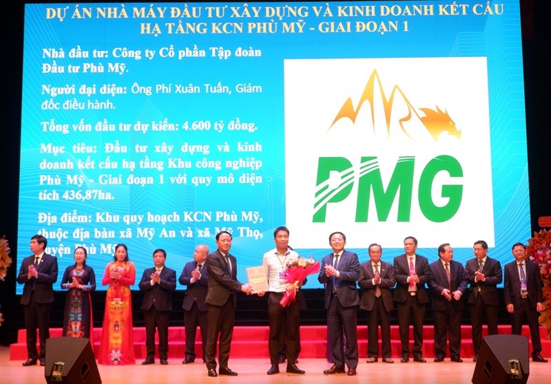 Công ty cổ phần Tập đoàn Đầu tư Phù Mỹ nhận giấy chứng nhận Dự án Khu công nghiệp Phù Mỹ giai đoạn 1.