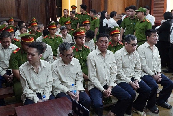 Các bị cáo tại toà.