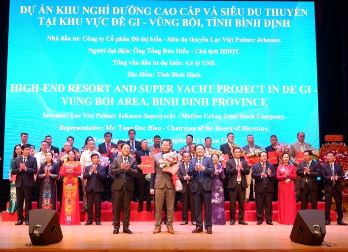Lãnh đạo tỉnh Bình Định trao bản ghi nhớ đầu tư dự án du lịch có tổng vốn 4,6 tỷ USD với Công ty cổ phần Đô thị biển - Siêu du thuyền Lạc Việt Palmer Johnson Gi – Vũng Bồi.