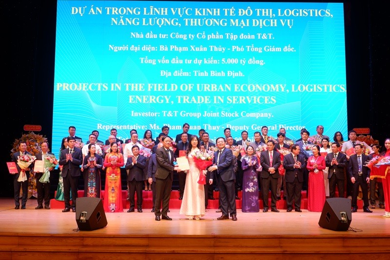 Bà Phạm Xuân Thủy, Phó tổng giám đốc Công ty Cổ phần Tập đoàn T&amp;T nhận bản ghi nhớ hợp tác đầu tư dự án trong lĩnh vực kinh tế đô thị, logistics, năng lượng, thương mại dịch vụ tại Khu Kinh tế Nhơn Hội, vốn đầu tư 5.000 tỷ đồng.