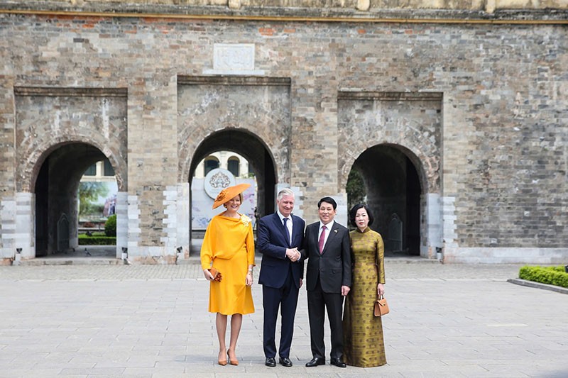 Chủ tịch nước Lương Cường và Phu nhân cùng Nhà Vua Vương quốc Bỉ Philippe và Hoàng hậu chụp ảnh lưu niệm tại Khu di tích Hoàng thành Thăng Long, Hà Nội.