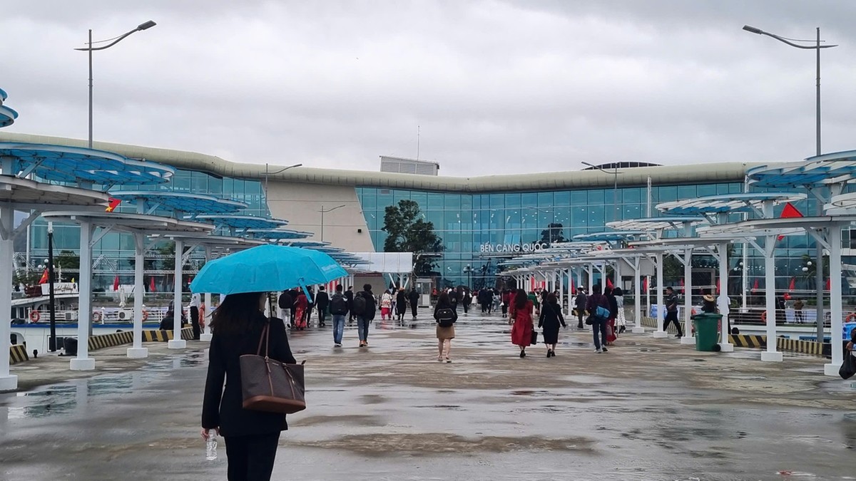 Từ ngày 29/3, Quảng Ninh đưa vào khai thác các hành trình du lịch từ Cảng tàu khách Ao Tiên đến các điểm du lịch trên vịnh Bái Tử Long. Ảnh: Quỳnh Nga