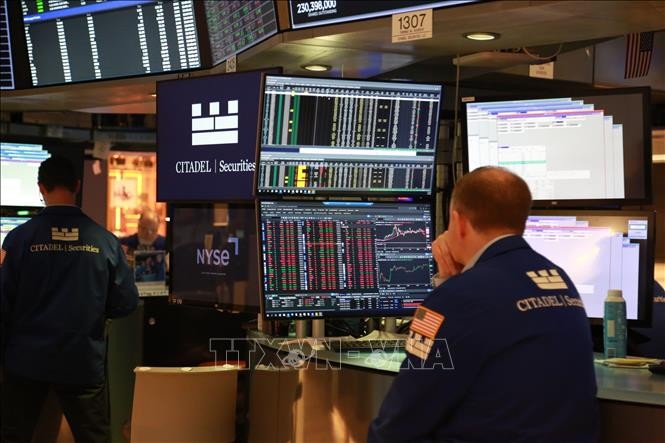 Hoạt động tại Sàn giao dịch chứng khoán New York, Mỹ. Ảnh: THX/TTXVN