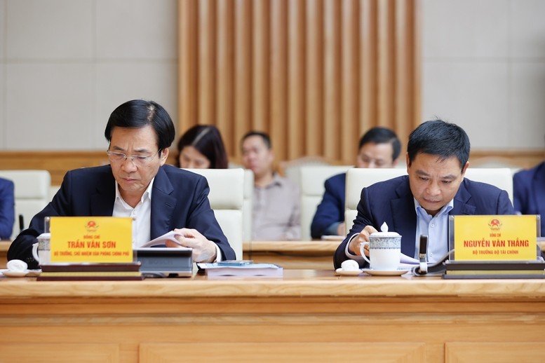 Bộ trưởng Bộ Tài chính Nguyễn Văn Thắng, Phó Trưởng Ban Chỉ đạo (bên phải) tham dự phiên họp lần thứ hai của Ban Chỉ đạo, cho ý kiến, hoàn thiện thêm một bước dự thảo Đề án để chuẩn bị trình Bộ Chính trị.