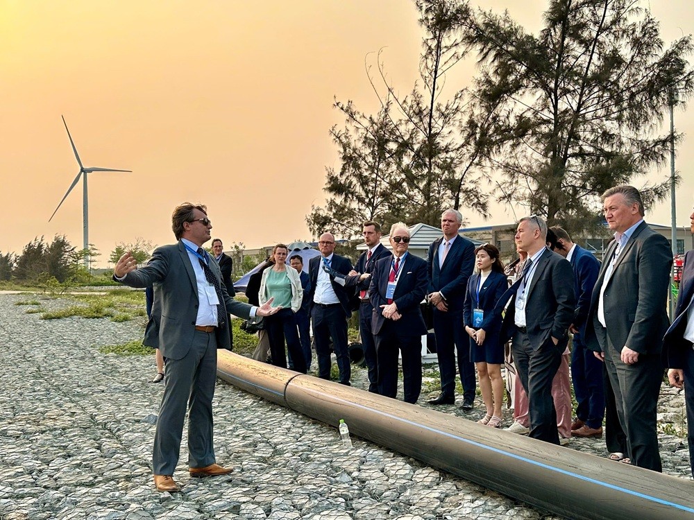 Đoàn Phó thủ tướng, Bộ Trưởng Bộ Ngoại giao và Bộ trưởng - Thủ hiến vùng Flander cùng Doanh nghiệp và các thành viên khác đi thăm và làm việc tại Tổ hợp KCN DEEP C