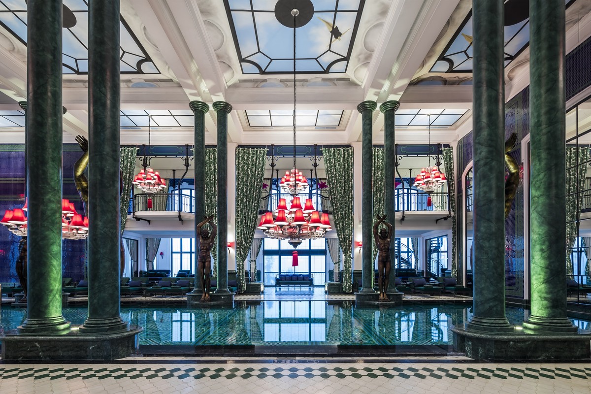 Không gian nghệ thuật “công phu đến quái dị” trong hồ bơi Le Grand Bassins tại khách sạn