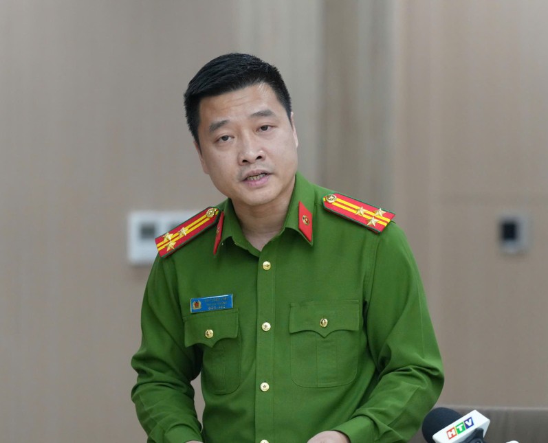 Thượng tá Vũ Thanh Tùng thông tin tại buổi họp báo.