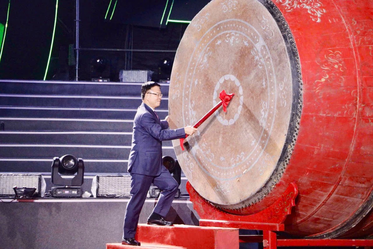 Phó Thủ tướng Chính phủ Lê Thành Long đánh trống khai hội Hoa Lư năm 2025