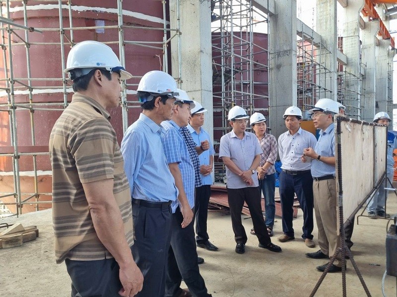 Lãnh đạo Ban Quản lý Khu kinh tế Nam Phú Yên trong chuyến thăm công trường Dự án Nhà máy sản xuất giấy của Công ty cổ phần giấy Hoàng Hà Phú Yên. Ảnh: Thanh Hảo. Lãnh đạo Ban Quản lý Khu kinh tế Nam Phú Yên trong chuyến thăm công trường Dự án Nhà máy sản xuất giấy của Công ty cổ phần giấy Hoàng Hà Phú Yên. Ảnh: Thanh Hảo.