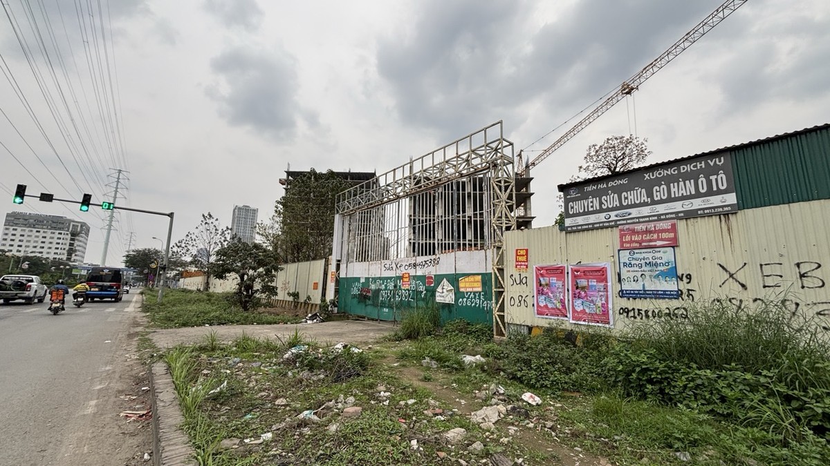 Cỏ dại mọc um tùm và rác bị vứt la liệt ngay trước cổng dự án. Nhiều người dân Hà Đông không khỏi tiếc nuối khi thấy một công trình nhà ở lớn bị “đắp chiếu” nhiều năm, gây lãng phí nguồn lực và quỹ đất. Cỏ dại mọc um tùm và rác bị vứt la liệt ngay trước cổng dự án. Nhiều người dân Hà Đông không khỏi tiếc nuối khi thấy một công trình nhà ở lớn bị “đắp chiếu” nhiều năm, gây lãng phí nguồn lực và quỹ đất.