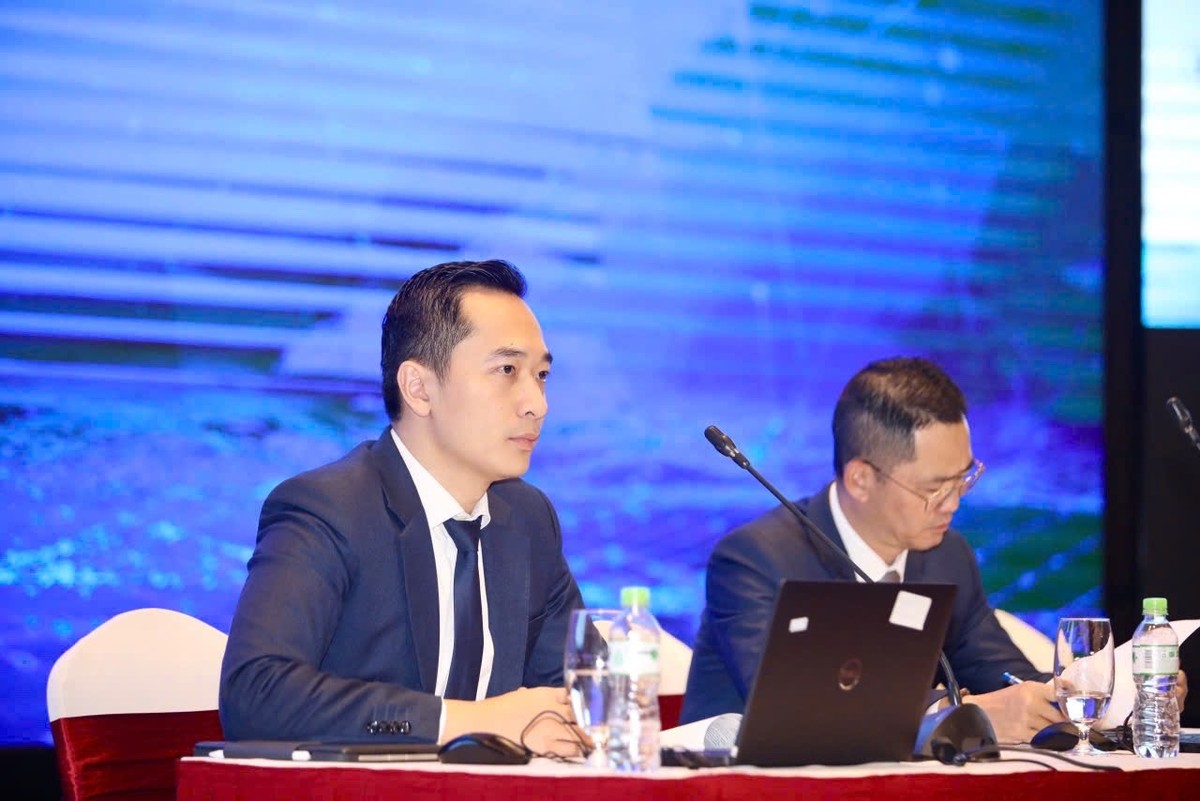 Đoàn Chủ tọa EVNFinance trả lời câu hòi của cổ đông