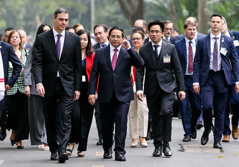 Sau Lễ đón, Thủ tướng Phạm Minh Chính và Thủ tướng Pedro Sánchez cùng di chuyển tới Trụ sở Chính phủ để tiến hành hội đàm.