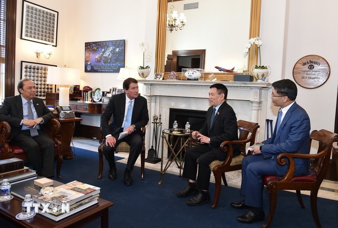 Phó Thủ tướng Hồ Đức Phớc trao đổi với Thượng nghị sỹ Bill Hagerty. (Ảnh: TTXVN)