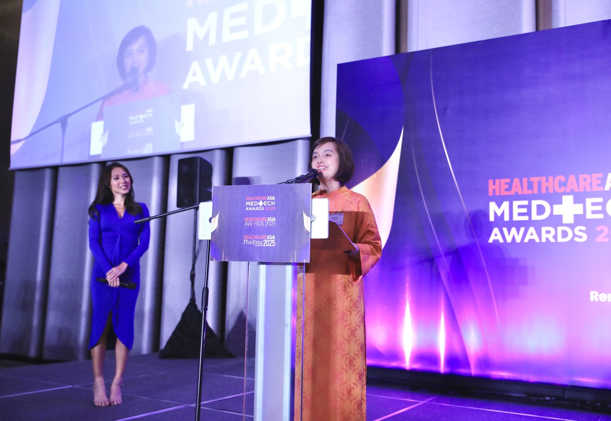 Phó Tổng Giám đốc FPT Retail Nguyễn Đỗ Quyên đại diện FPT Long Châu nhận giải và phát biểu.