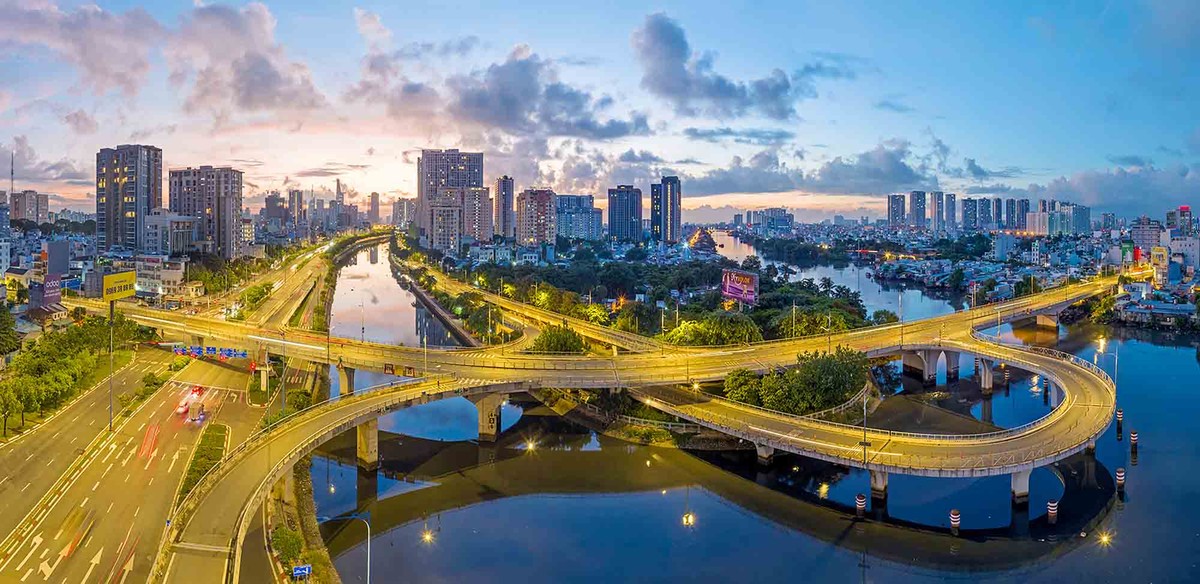 Đường Võ Văn Kiệt, tuyến đường huyết mạch ở trung tâm thành phố kết nối với các quận. Đường Võ Văn Kiệt, tuyến đường huyết mạch ở trung tâm thành phố kết nối với các quận.