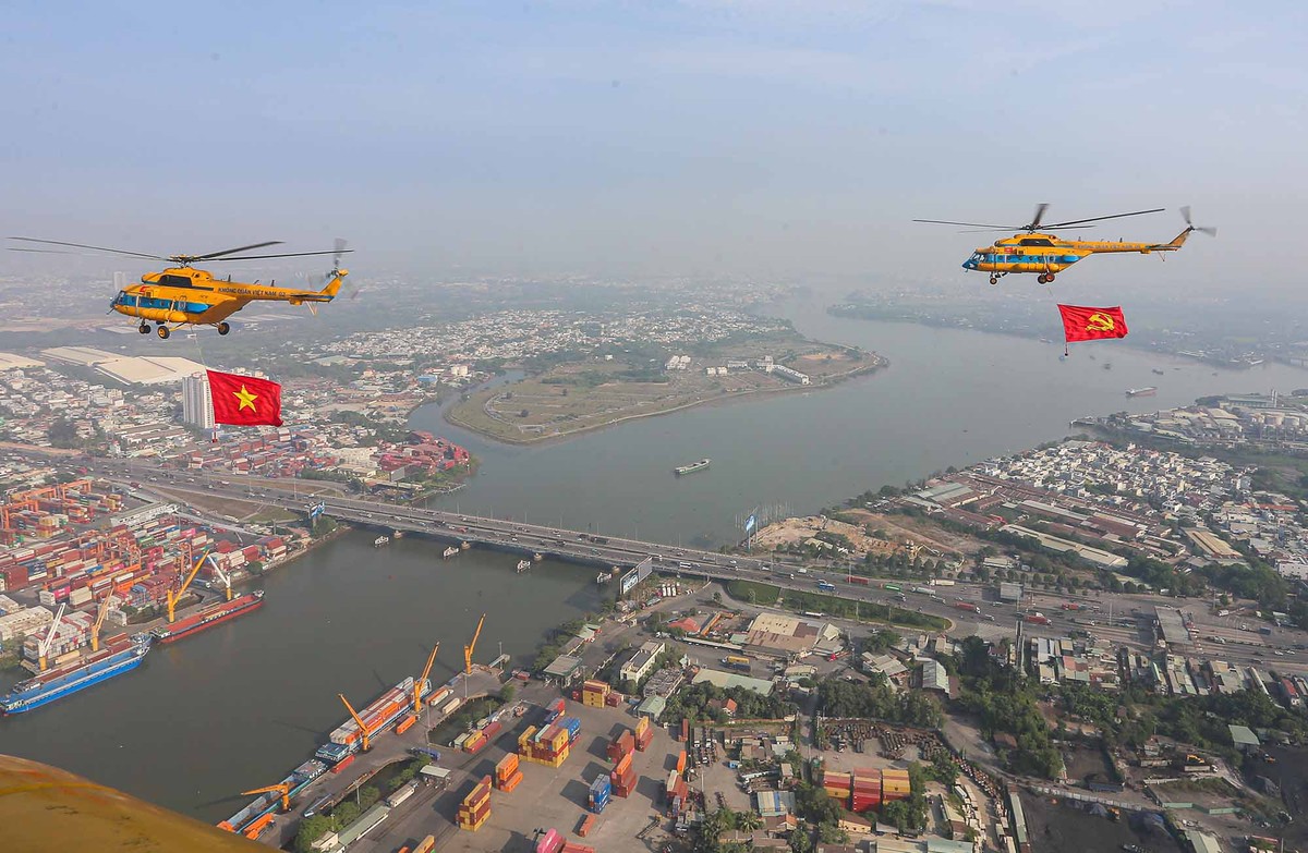 Hai lá cờ tung bay trên các khu công nghiệp, cảng biển của tỉnh Đồng Nai.