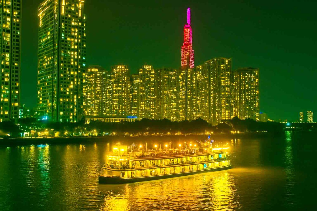 Du thuyền và các nhà hàng nổi rực rỡ sắc màu trên sông Sài Gòn. Du thuyền và các nhà hàng nổi rực rỡ sắc màu trên sông Sài Gòn.