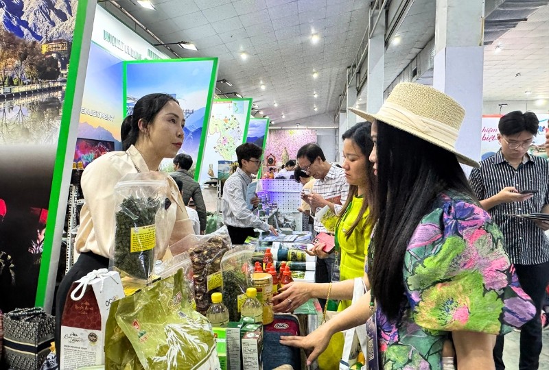 Không gian quảng bá du lịch, sản phẩm OCOP, đặc sản các địa phương thu hút người dân và du khách. Ảnh: Hồng Hạnh Không gian quảng bá du lịch, sản phẩm OCOP, đặc sản các địa phương thu hút người dân và du khách. Ảnh: Hồng Hạnh