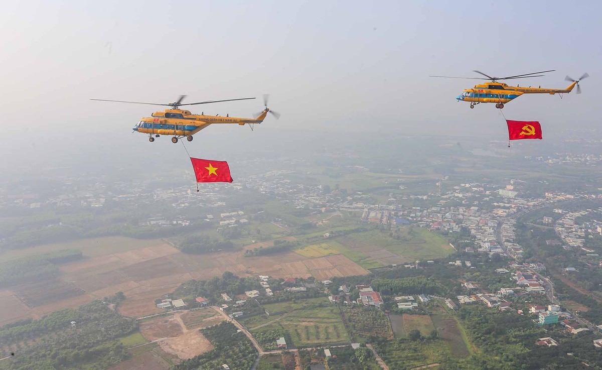 Đội hình bay qua những cánh đồng vừa gặt của tỉnh Đồng Nai.