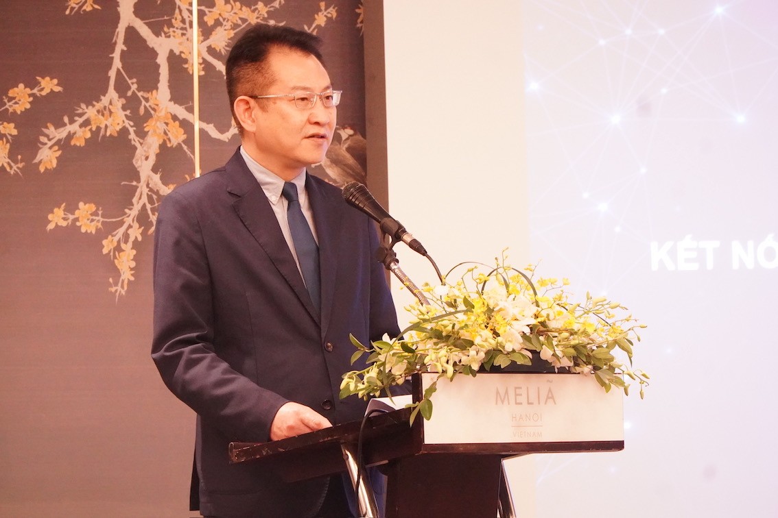 Ông Tôn Hy Dũng, , Phó Chủ nhiệm Ủy ban Thương mại thành phố Trùng Khánh kiêm nhiệm Phó Cục trưởng Cục Quản lý Dự án Hợp tác Trùng Khánh - Singapore.