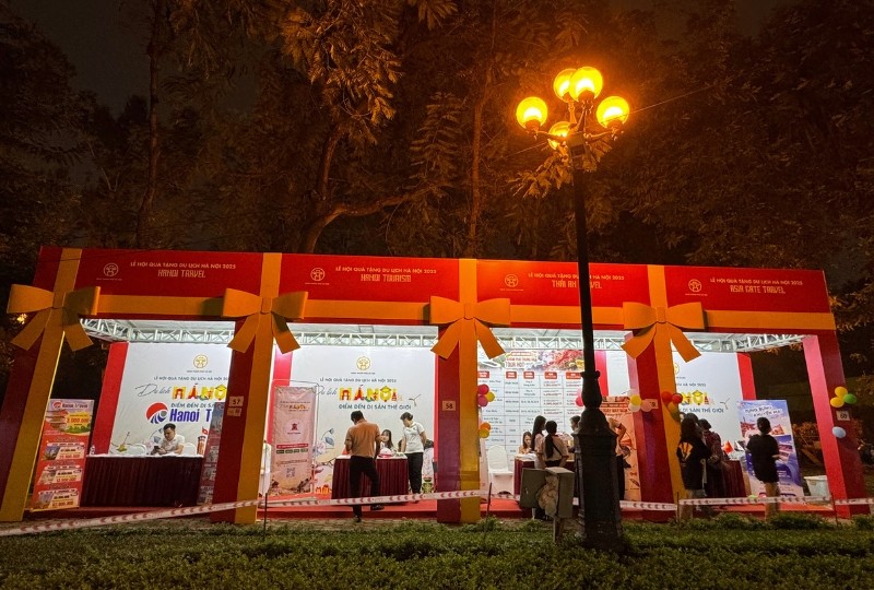 Khu vực gian hàng của các hãng lữ hành tại Lễ hội.