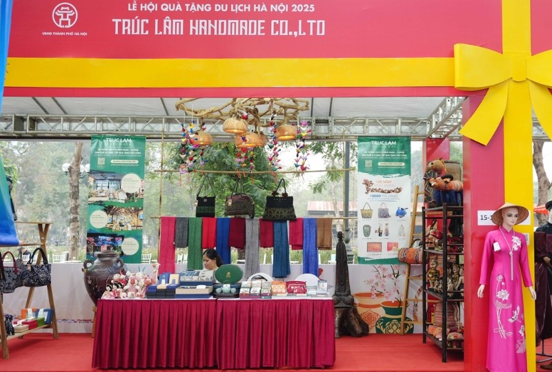 Các gian hàng được thiết kế như một hộp quà tặng bắt mắt.