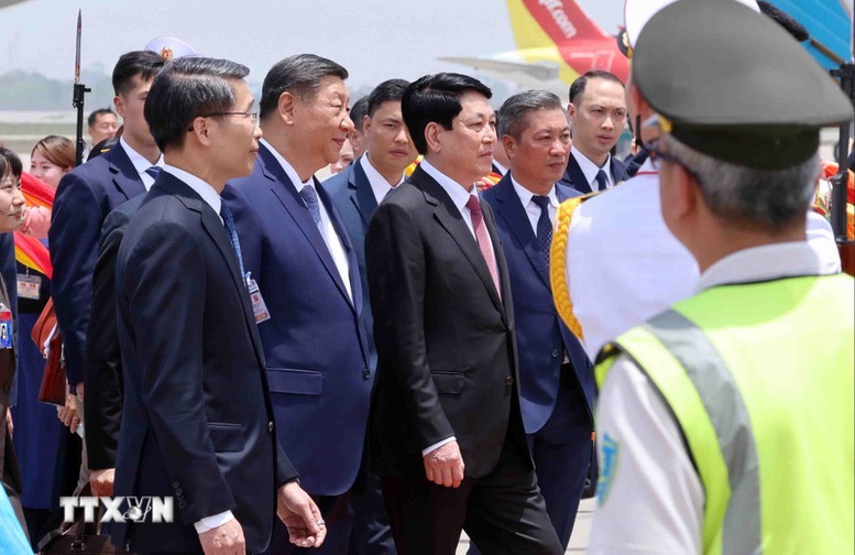 Chủ tịch nước Lương Cường đón Tổng Bí thư, Chủ tịch nước Trung Quốc Tập Cận Bình. Ảnh: TTXVN