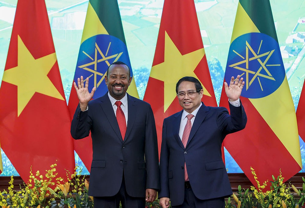 Thủ tướng Phạm Minh Chính và Thủ tướng Abiy Ahmed Ali trước khi tiến hành hội đàm.