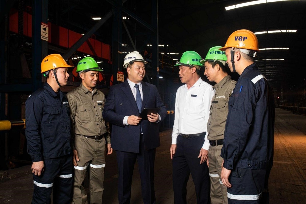 Ông Khánh sát sao với các hoạt động sản xuất tại nhà máy Thép Việt Đức (Vĩnh Phúc)