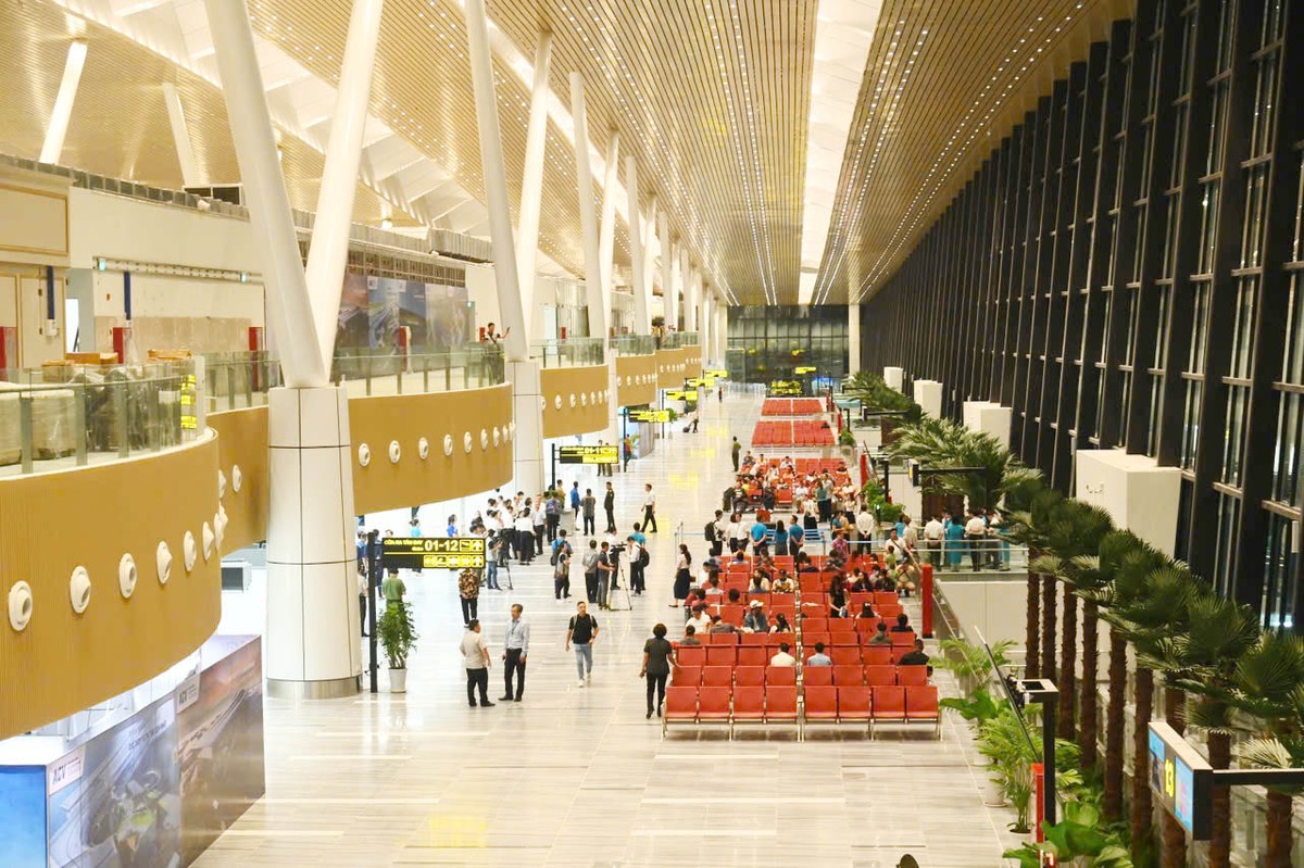 Sáng sớm ngày 17/4, nhiều hành khách đến để trải nghiệm những tiện ích của nhà ga T3. Sáng sớm ngày 17/4, nhiều hành khách đến để trải nghiệm những tiện ích của nhà ga T3.