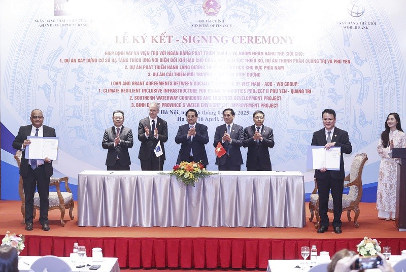 Tại Hội nghị, các bên đã ký kết nhiều nội dung về tăng trưởng xanh, với sự chứng kiến của Thủ tướng Chính phủ Phạm Minh Chính, Phó Thủ tướng Chính phủ Bùi Thanh Sơn, Bộ trưởng Bộ Tài chính Nguyễn Văn Thắng, Phó Chủ tịch ADB - ông Scott Morris, Giám đốc quốc gia ADB tại Việt Nam - ông Shantanu Chakraborty, Giám đốc quốc gia WB tại Việt Nam, Campuchia, và Lào - bà Mariam J. Sherman, đại diện Văn phòng Chủ tịch nước, Văn phòng Chính phủ, Bộ Ngoại giao, Bộ Tài chính, Bộ Tư pháp, Bộ Xây dựng, UBND tỉnh Bình Dương, Quảng Trị, Phú Yên và đại diện Chủ đầu tư các dự án.