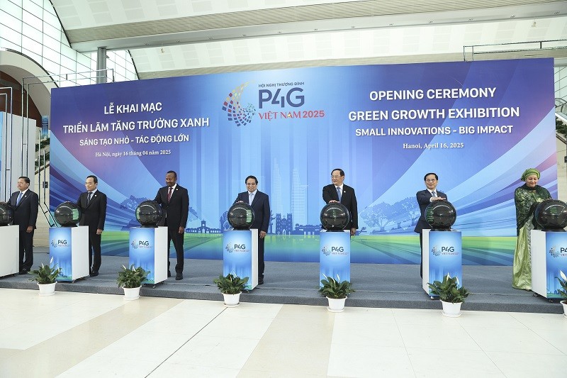 Thủ tướng Chính phủ Phạm Minh Chính và các đại biểu thực hiện nghi thức khai mạc triển lãm về tăng trưởng xanh