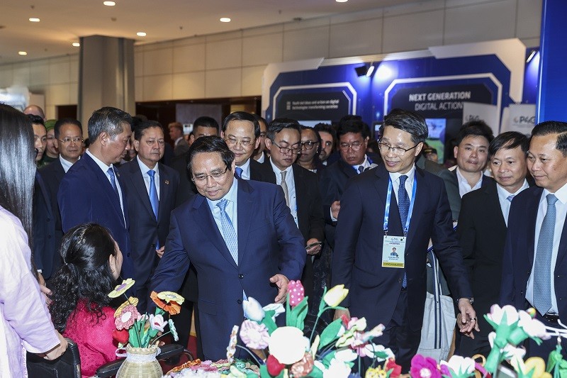 Thủ tướng Phạm Minh Chính và các đại biểu tham quan gian hàng trưng bày tại triển lãm