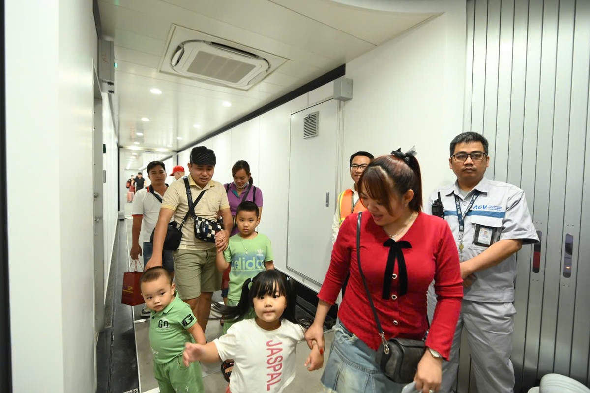 Các hành khách đầu tiên cho biết, ấn tượng tốt về hệ thống điện tử, thông tin chuyến bay rõ ràng và dễ theo dõi, các quầy check-in và khu vực soi chiếu an ninh được tổ chức chuyên nghiệp, giảm thiểu thời gian chờ đợi. Với cơ sở vật chất hiện đại như thế này, hành khách khác sẽ cảm thấy thoải mái và hài lòng hơn rất nhiều khi đến và đi từ Tân Sơn Nhất. Các hành khách đầu tiên cho biết, ấn tượng tốt về hệ thống điện tử, thông tin chuyến bay rõ ràng và dễ theo dõi, các quầy check-in và khu vực soi chiếu an ninh được tổ chức chuyên nghiệp, giảm thiểu thời gian chờ đợi. Với cơ sở vật chất hiện đại như thế này, hành khách khác sẽ cảm thấy thoải mái và hài lòng hơn rất nhiều khi đến và đi từ Tân Sơn Nhất.