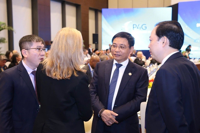 Bộ trưởng Bộ Tài chính Nguyễn Văn Thắng trao đổi với các đại biểu dự Hội nghị