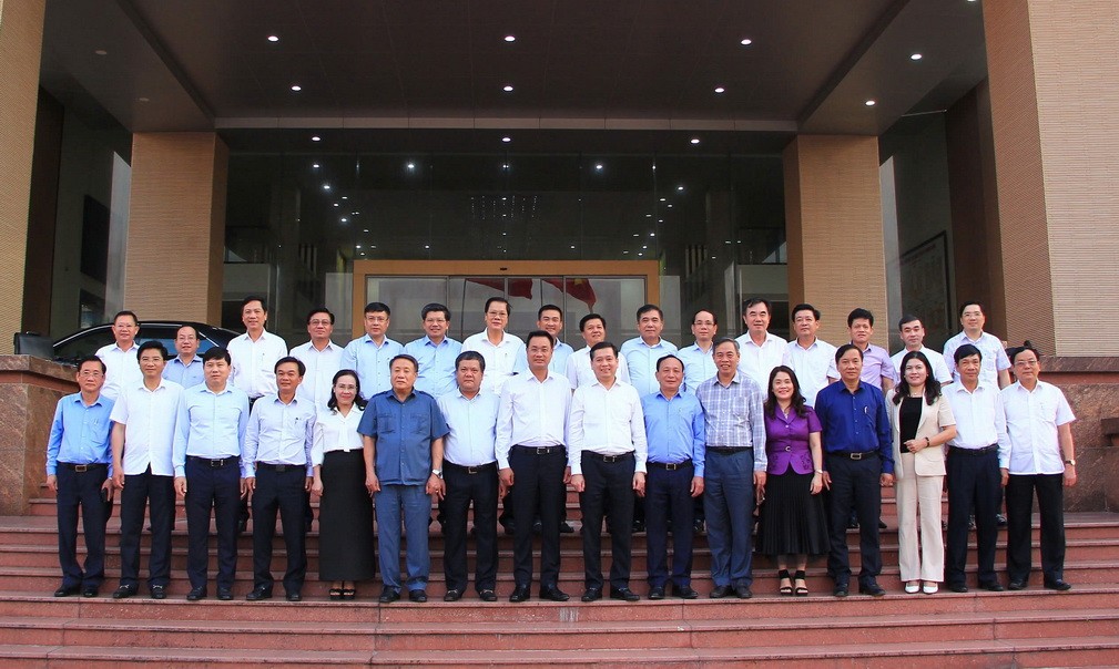 Lãnh đạo 2 tỉnh Quảng Bình- Quảng Trị cùng các Uỷ viên Ban thường vụ Tỉnh uỷ 2 tỉnh chụp ảnh lưu niệm sau hội nghị.