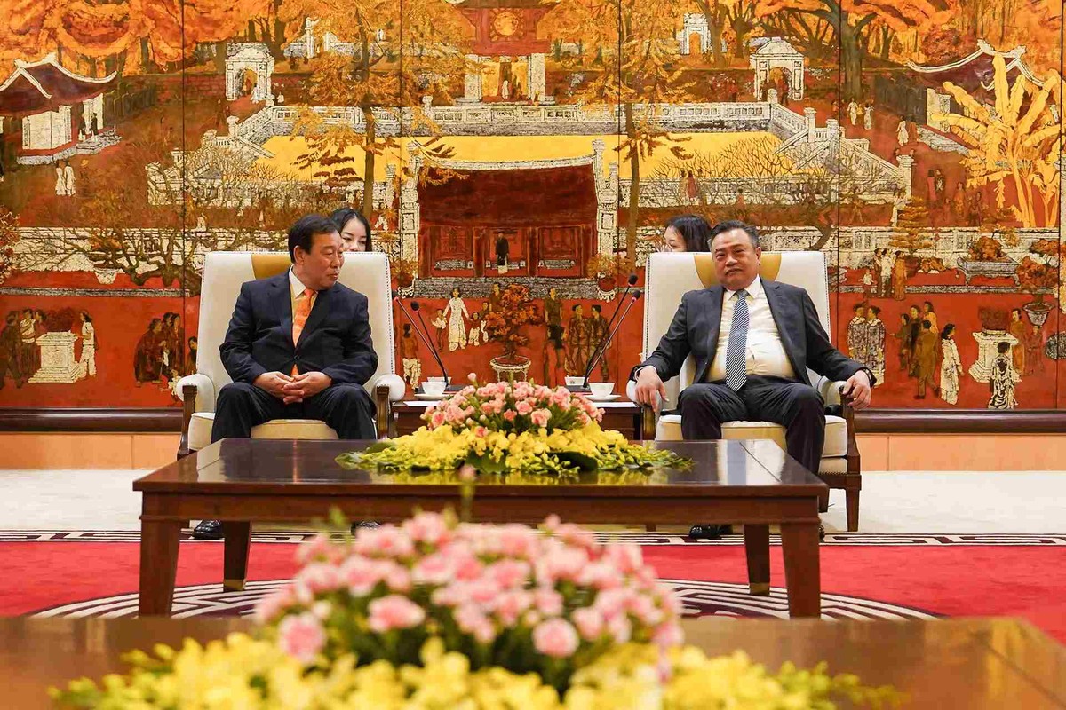 Chủ tịch UBND Thành phố Trần Sỹ Thanh (bìa phải) trao đổi với Thị trưởng Choi Minho của thành phố Sejong. Ảnh: Hoàng Linh